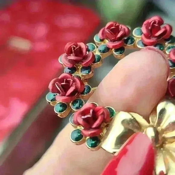 Avon NR red rose Wreath flowers brooch Christmas style Gold-toned red green - Picture 14 of 16
